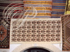 KAIROUAN (Tunisie) - Souk aux tapis - au centre : tapis points noués, motifs "scarabées"