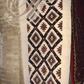 KAIROUAN (Tunisie) - Souk aux tapis : tapis points noués (motifs berbères)