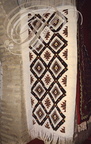 KAIROUAN (Tunisie) - Souk aux tapis : tapis points noués (motifs berbères)