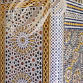 MARRAKECH - palais de la STINIYA : angle de mur décoré de zellige