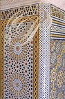 MARRAKECH - palais de la STINIYA : angle de mur décoré de zellige