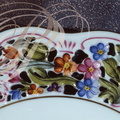 HONGRIE - HÉREND : assiette ajourée en porcelaine,  motif "Rothschild" (détail du décor)