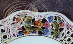 HONGRIE - HÉREND : assiette ajourée en porcelaine,  motif "Rothschild" (détail du décor)