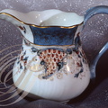 HONGRIE - HÉREND : pot à lait en porcelaine, décor "Tupini, corne d'abondance"  (inauguré en1870)