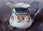 HONGRIE - HÉREND : pot à lait en porcelaine, décor "Tupini, corne d'abondance"  (inauguré en1870)