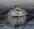 HONGRIE - HÉREND : sucrier en porcelaine décoré d'une rose dorée,  motif "Sèvres petites roses"