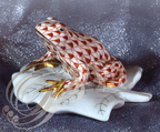 HONGRIE - HÉREND : figurine  en porcelaine (grenouille : décor résille framboise et or)