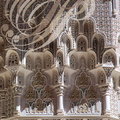 MOSQUÉE HASSAN II - 4 - la salle de prière : mouqarnas en gebs (plâtre sculpté) ornant un chapiteau