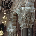 MOSQUÉE HASSAN II - 4 - la salle de prière :  salle de prière : chapiteaux en mouquarnas de gebs soutenus par des colonnes en marbre