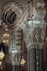 MOSQUÉE HASSAN II - 4 - la salle de prière :  salle de prière : chapiteaux en mouquarnas de gebs soutenus par des colonnes en marbre