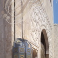MOSQUEE_HASSAN_II_3_le_minaret_lascenseur_exterieur_et_la_porte_en_bronze.jpg