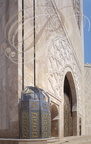 MOSQUÉE HASSAN II - 3 - le minaret : l'ascenseur extérieur et la porte en bronze ciseléé