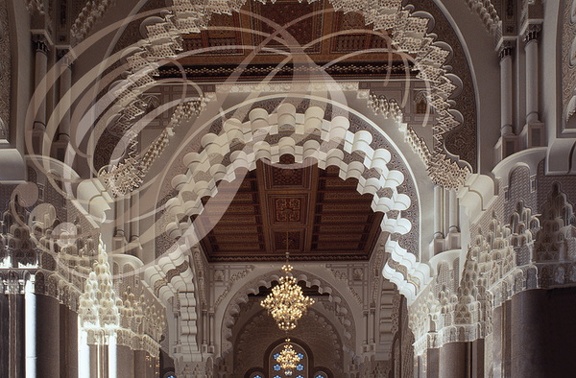 MOSQUÉE HASSAN II - 4 - la salle de prière : arcs polylobés en plein cintre outrepassé et mouqarnas de gebs