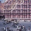 INDE (Rajasthan) - JAIPUR :  Hawal Mahal (le Palais des Vents) - ambiance de rue