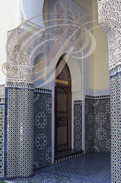 MEKNÈS - PALAIS ROYAL : entrée de la salle du trône (murs, colonnes et sol tapissés de zelliges - châpiteaux décorés de gebs