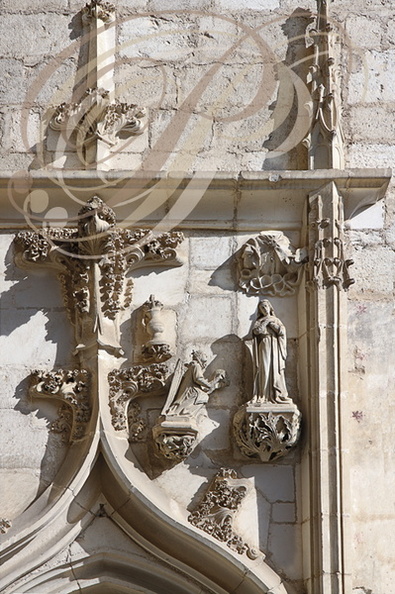 ROCAMADOUR_Le_sanctuaire_chapelle_Notre_Dame_de_Rocamadour_portede_style_gothique_flamboyant_surmontee_dune_accolade_et_de_pinacles_a_fleurons_detail_136.jpg