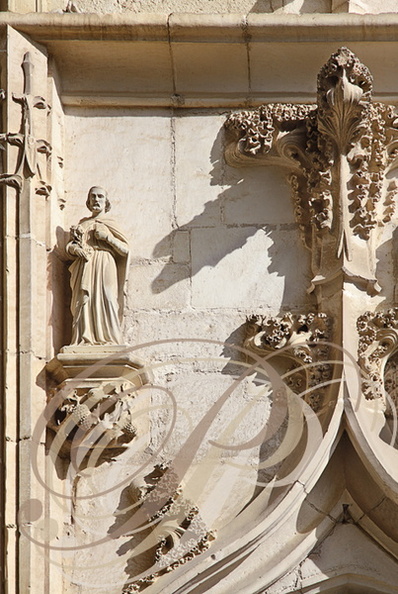ROCAMADOUR_Le_sanctuaire_chapelle_Notre_Dame_de_Rocamadour_portede_style_gothique_flamboyant_surmontee_dune_accolade_et_de_pinacles_a_fleurons_detail_.jpg