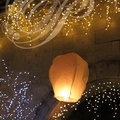 LECTOURE - les nuits de lumières : lacher de lanternes thai devant la Halle aux grains illuminée