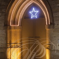 AUVILLAR - église Saint-Pierre : le porche vu de nuit (illuminations de Noël)
