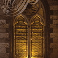 AUVILLAR - église Saint-Pierre : un vitrail vu de nuit