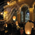 LECTOURE - les nuits de lumières : lacher de lanternes thaï devant la halle aux grains