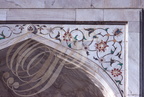 AGRA - le TAJ MAHAL : détail des incrustations de pierres semi précieuses dans le marbre blanc de la façade