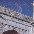 AGRA - le TAJ MAHAL : détail des incrustations de pierres semi précieuses dans le marbre blanc de la façade 