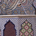 MEKNÈS - PALAIS ROYAL - fontaine murale du riad (détail du décor de zellige)