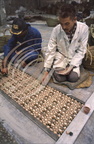 MOSQUÉE HASSAN II - 0 - le chantier en 1992 : pose de zelliges à l'envers sur le sol pour constituer un panneau