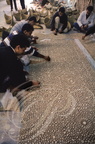 MOSQUÉE HASSAN II - 0 - le chantier en 1992 : pose de zelliges à l'envers sur le sol pour constituer un panneau 