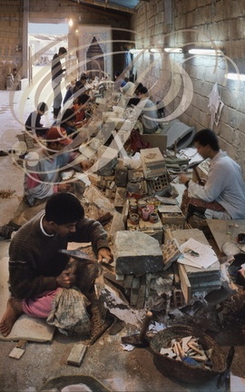 MOSQUÉE HASSAN II - 0 - le chantier en 1992 : taille des pièces de zelliges