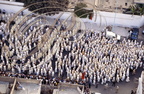 MOSQUÉE HASSAN II - 0 - le jour de l'inauguration le 30 aout 1993 : la foule dans les rues convergeant vers la mosquée