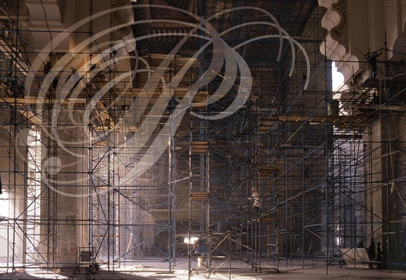 MOSQUÉE HASSAN II - 0 - le chantier en 1991 : échafffaudages dans la salle de prière  