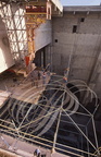 MOSQUÉE HASSAN II - 0 - le chantier en 1992 : assemblage des décors de bois zouackés du plafond mobile 