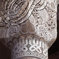TÉLOUET - Kasbah du Glaoui : décor en gebs polychroe recouvrant une colonne et son châpiteau