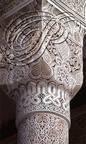 TÉLOUET - Kasbah du Glaoui : décor en gebs polychroe recouvrant une colonne et son châpiteau