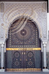  CASABLANCA - PALAIS ROYAL -  Dar Ouma : porte monumentale en bois peint (zouack) encadrée d'un décor en gebs