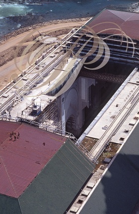 MOSQUÉE HASSAN II - 0 - le chantier en 1990 : pose du toit ouvrant