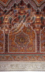 MARRAKECH - PALAIS ROYAL : salle du trône : décor en bois peint (zouack) sur des mouqarnas au-dessus d'une frise de calligraphie en gebs