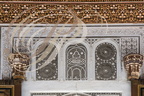 MARRAKECH - Palais de la Bahia : décor en gebs au-dessus d'une porte (panneaux en forme de chemmassiats) surmontés d'une frise en bois peint (zouak)