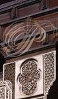 MARRAKECH - Palais de la Bahia : décor en gebs surmonté de panneaux en bois sculpté