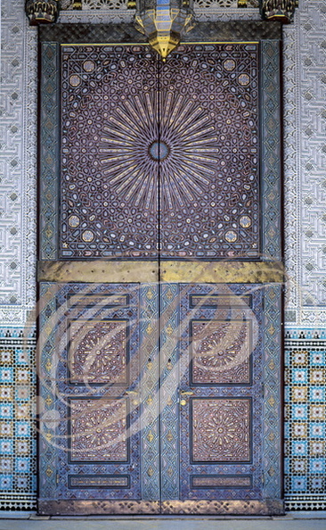 CASABLANCA - PALAIS ROYAL - Dar Ouma : porte monumentale en bois sculpté, rapporté et peint (zouack)