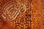 ESSAOUIRA - artisanat : marquetterie de bois de citronnier sur du bois de thuya