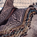 FANTASIA (Maroc) - harnachement : selle et tapis de selle brodés aux fils d'argent