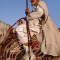 FANTASIA (Maroc) - harnachement : selle brodée de fils d'or  et cavalier portant le moukala et le poignard