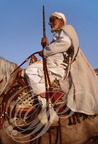 FANTASIA (Maroc) - harnachement : selle brodée de fils d'or  et cavalier portant le moukala et le poignard