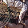 FANTASIA (Maroc) - harnachement : selle et tapis de selle brodés de fils d'or et botte en cuir brodé