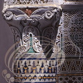 FÈS - Zaouia de Moulay Idriss : décor en gebs polychrome au-dessus de motifs en zellige