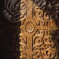 FÈS - PALAIS ROYAL - Musée des Arts décoratifs : porte monumentale en cèdre sculpté (motifs floraux - oeuvre du Maalllem el Bouri)