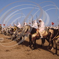 FANTASIA (Maroc) - le mokadem et sa troupe de cavaliers avant la charge